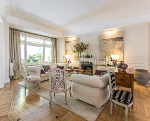 Sala d'estar de Apartament en venda en  Madrid Capital amb Aire condicionat, Calefacció i Terrassa