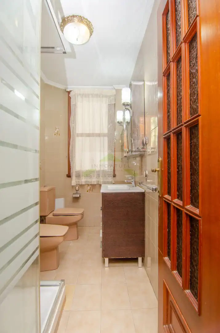 Badezimmer von Wohnung zum Verkauf in A Coruña Capital  mit Ofen und Waschmaschine