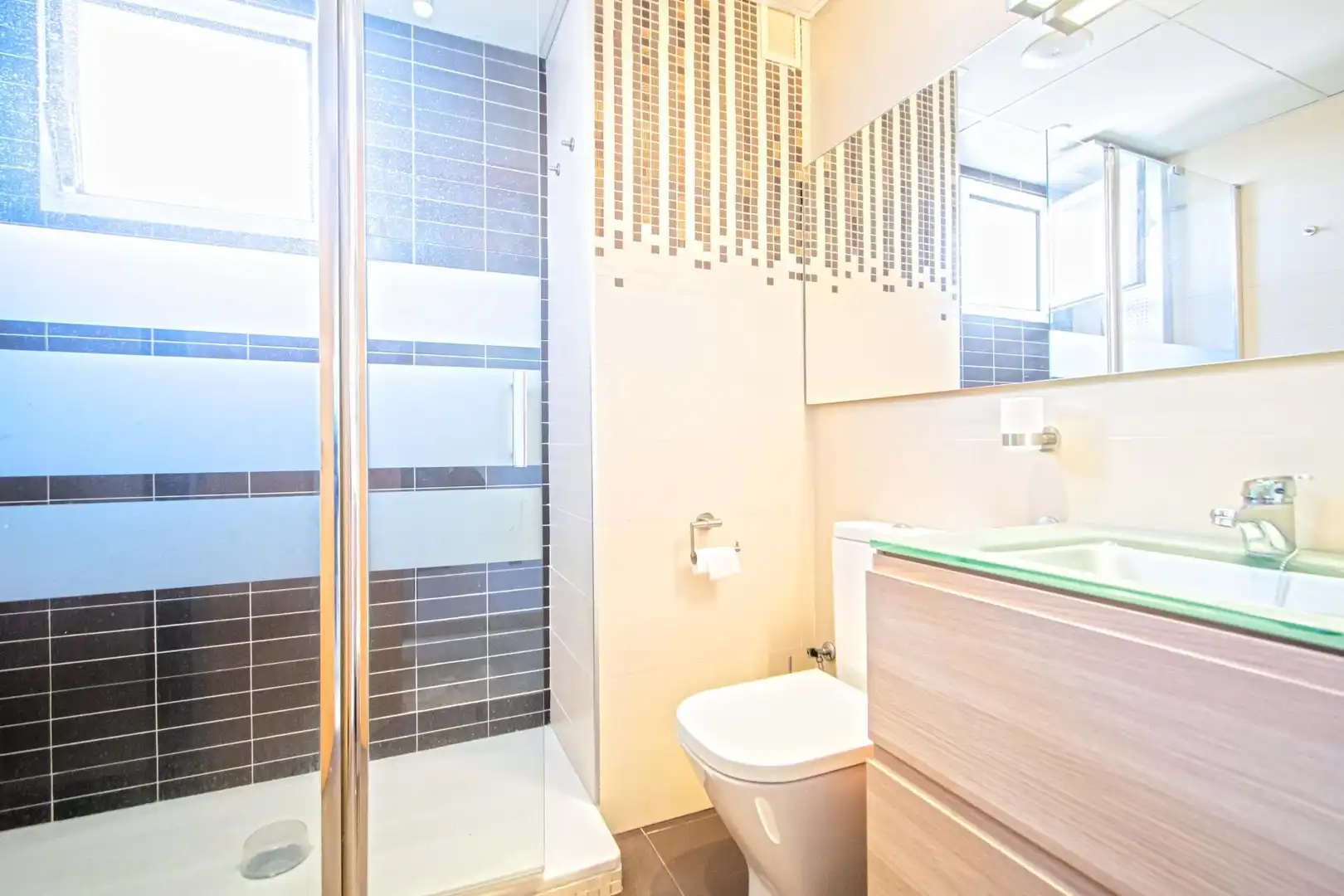 Bathroom of Flat for sale in Sevilla  with Air Conditioner, Heating and Community pool