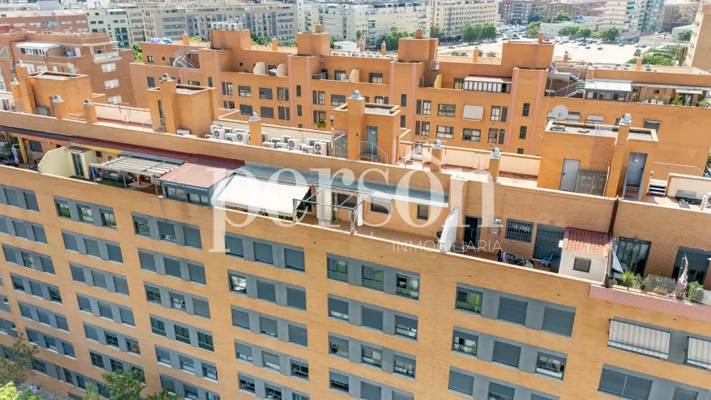 Vista exterior de Ático en venta en Valencia con Aire acondicionado, Terraza y Trastero