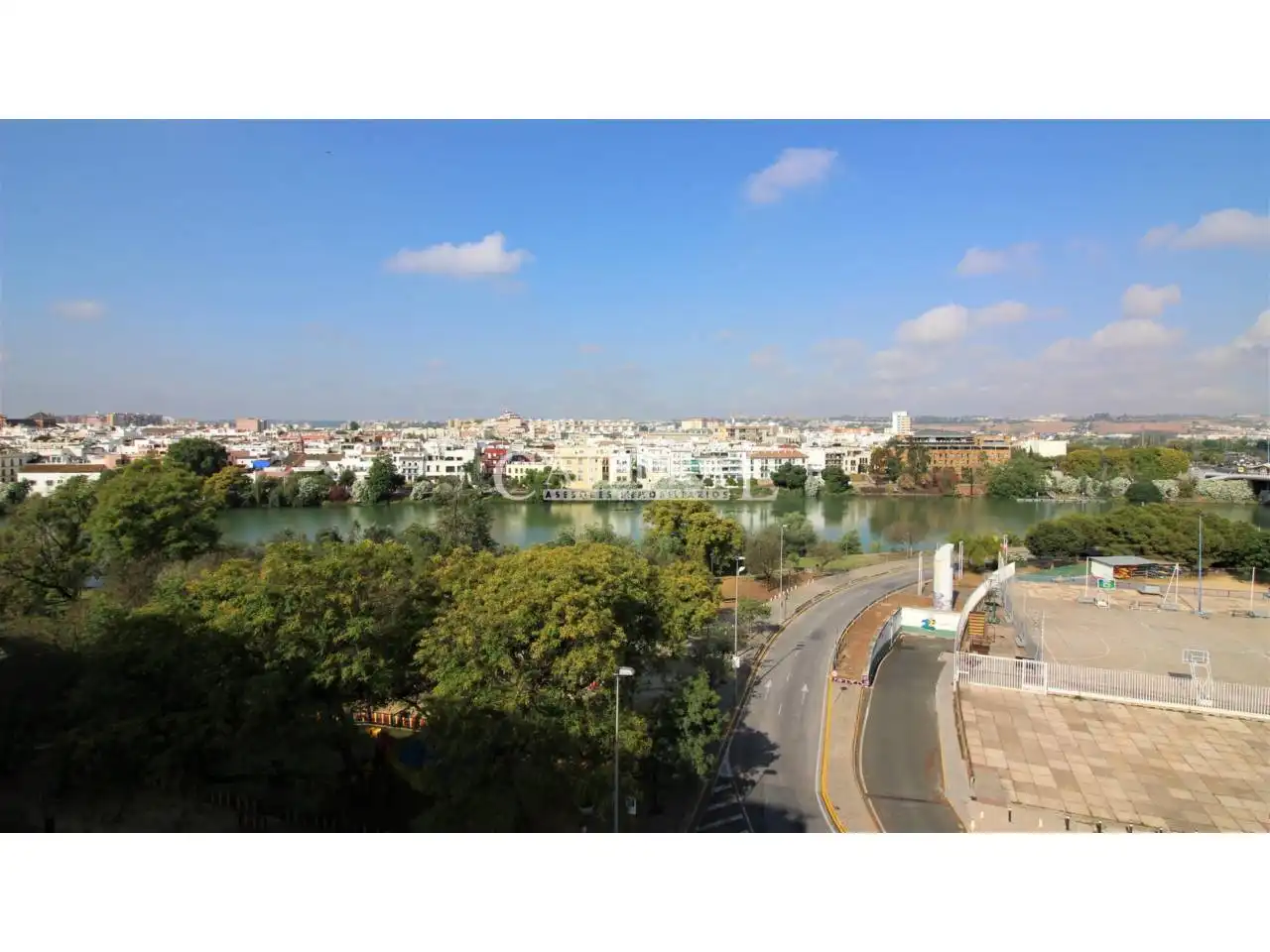 Vista exterior de Dúplex en venta en Sevilla con Aire acondicionado, Calefacción y Terraza