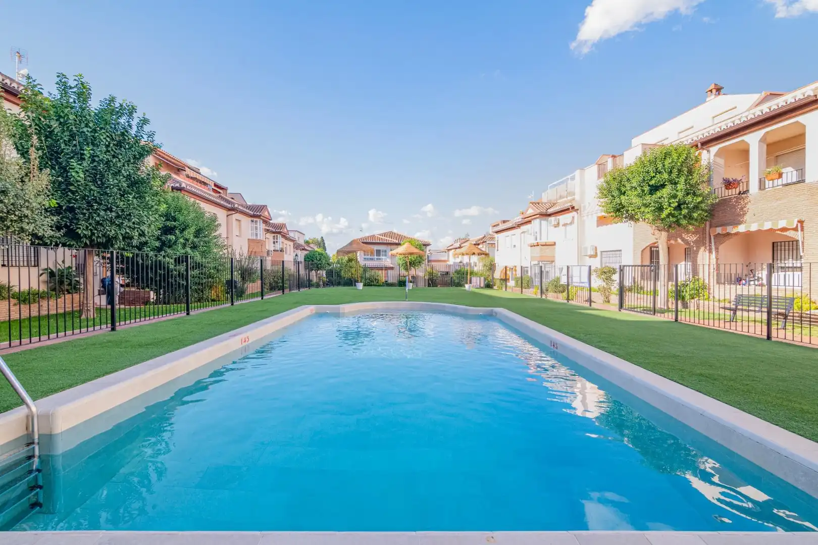 Schwimmbecken von Dachboden zum Verkauf in La Zubia mit Klimaanlage, Terrasse und Abstellraum