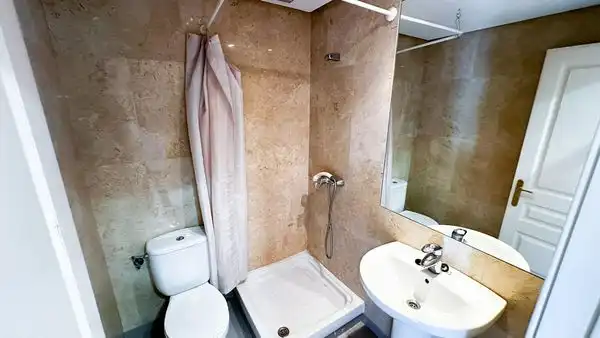 Baño de Piso de alquiler en Madrid con Aire acondicionado, Jardín privado y Trastero