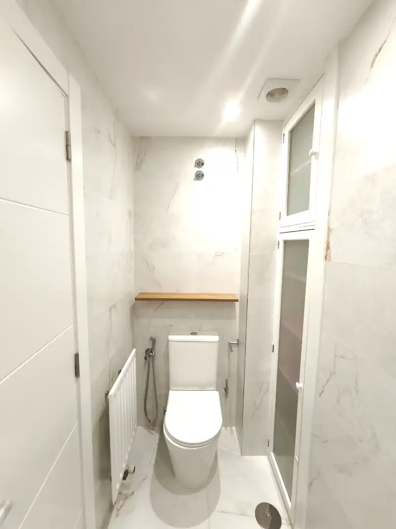 Bathroom of Apartments for rent in Vigo   with Storage room, Furnished and Balcony