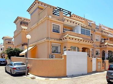Maison mitoyenne avec piscine à vendre à Orihuela Costa