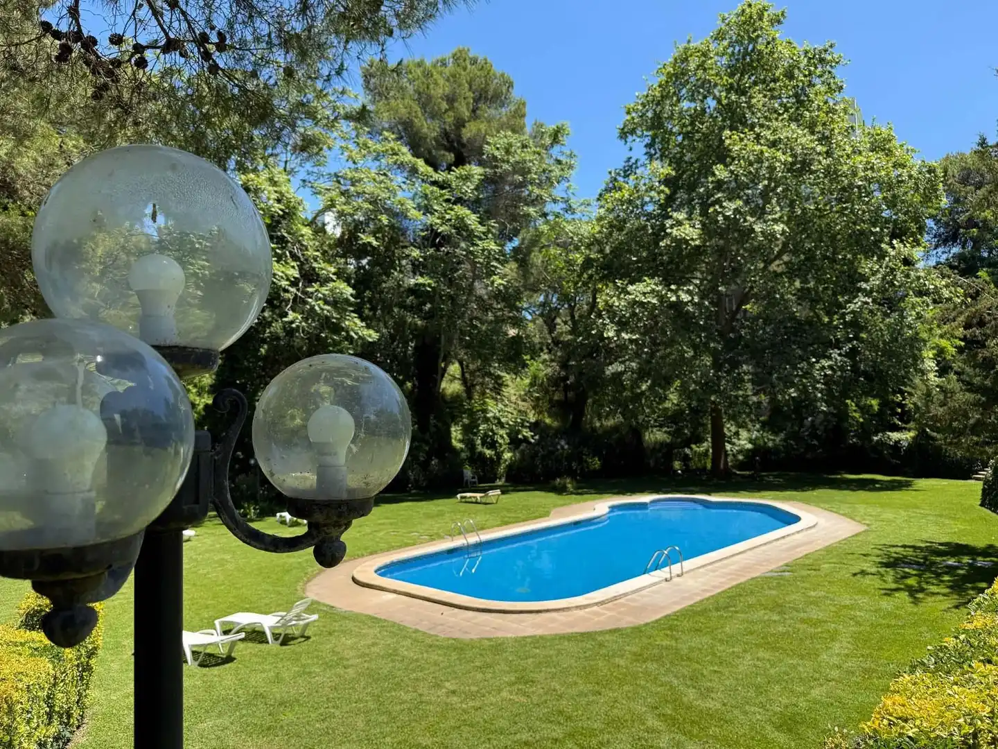 Schwimmbecken von Einfamilien-Reihenhaus zum Verkauf in Castell d'Aro, Platja d'Aro i s'Agaró mit Klimaanlage, Heizung und Terrasse