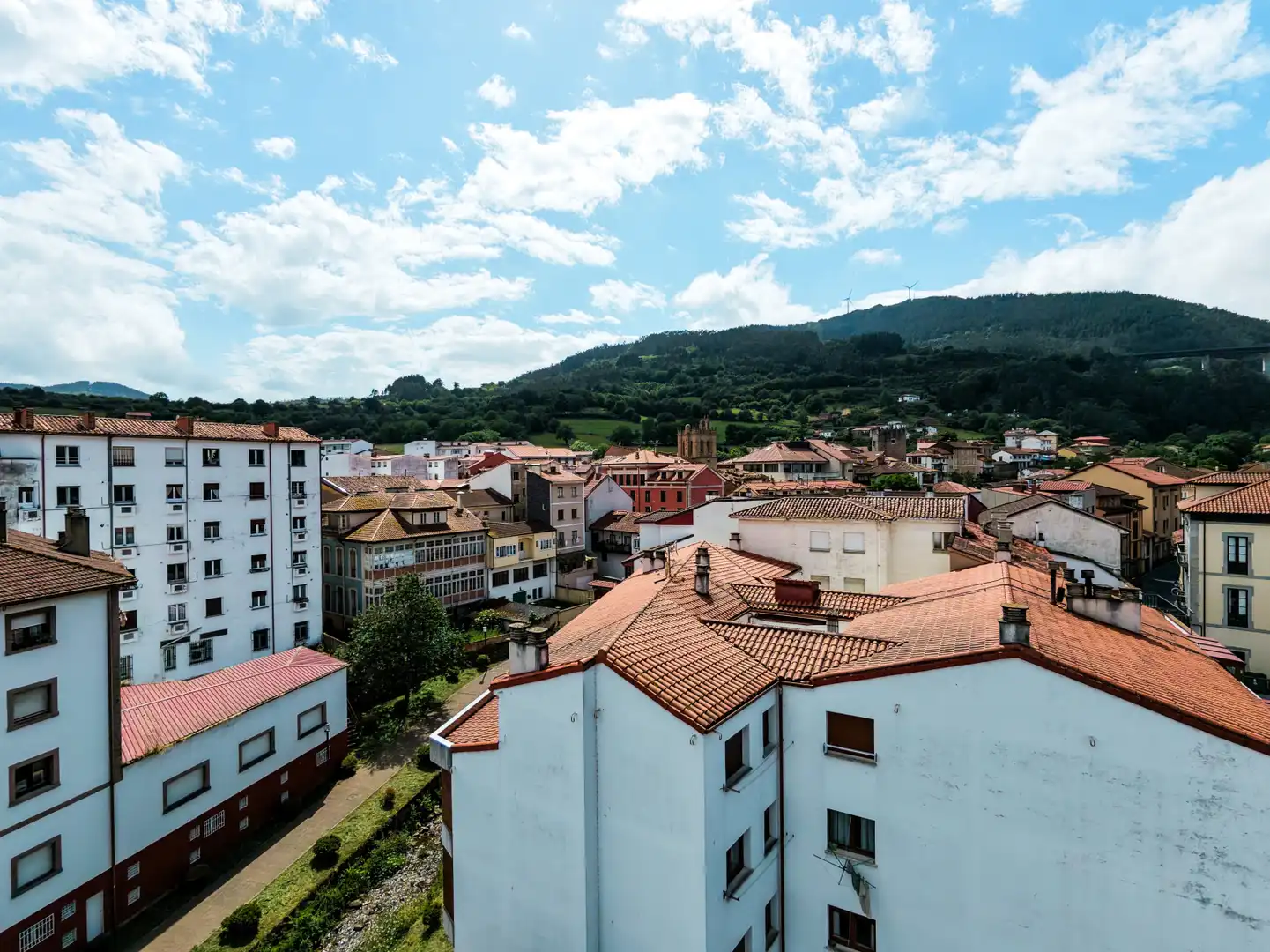Vista exterior de Casa o xalet en venda en Salas amb Calefacció, Parquet i Moblat