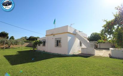 Vista exterior de Casa o xalet en venda en Chiclana de la Frontera amb Jardí privat, Traster i Piscina