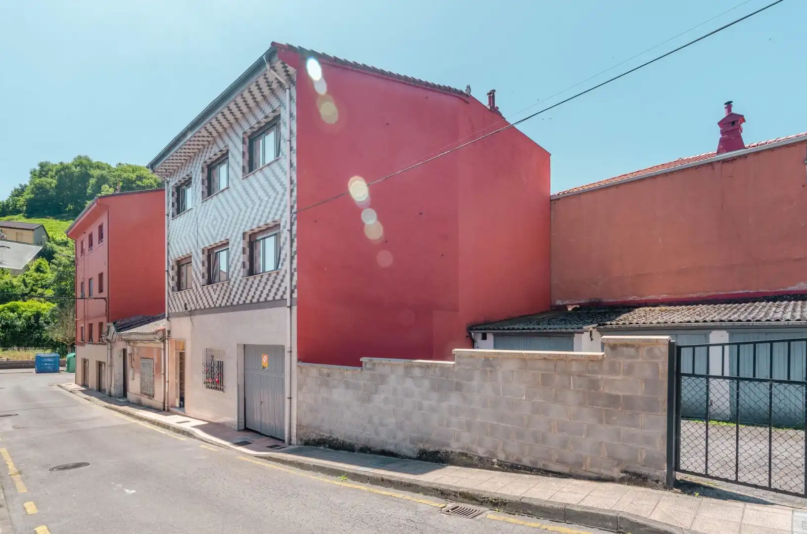 Vista exterior de Casa adosada en venda en Langreo amb Calefacció, Terrassa i Traster