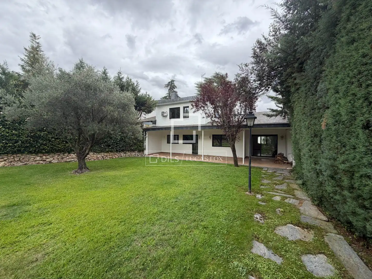 Vista exterior de Casa o xalet de lloguer en La Moraleja amb Aire condicionat, Calefacció i Jardí privat