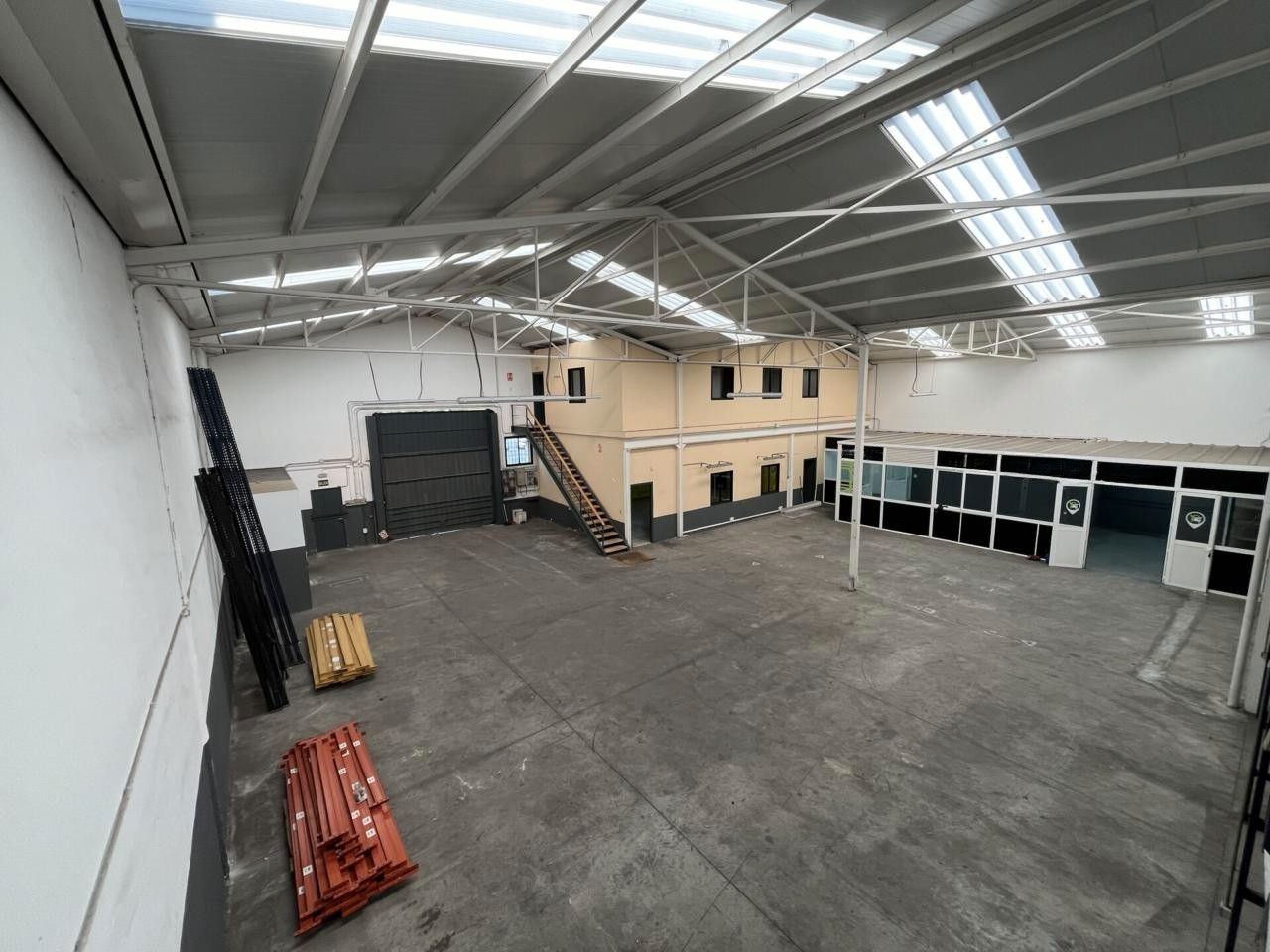 Vista exterior de Nau industrial de lloguer en El Prat de Llobregat amb Calefacció i Alarma