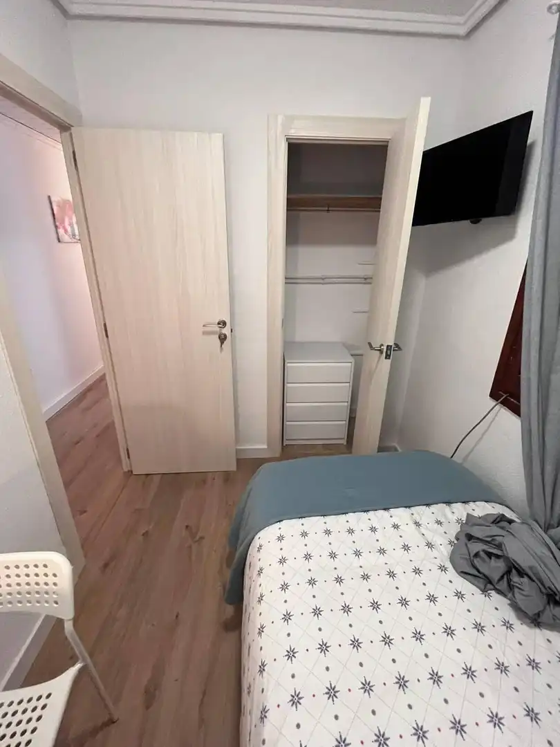 Dormitori de Pis per a compartir en Paterna amb Parquet i Moblat