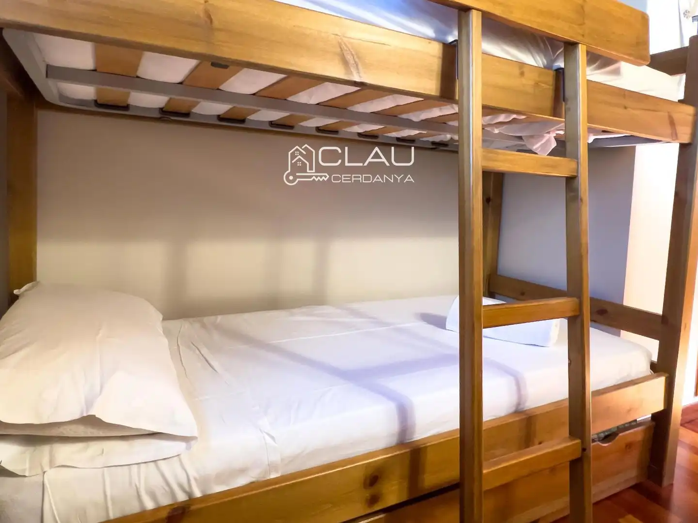 Schlafzimmer von Einfamilien-Reihenhaus zur Miete in Palau - de - Cerdagne mit Heizung, Privatgarten und Parkett