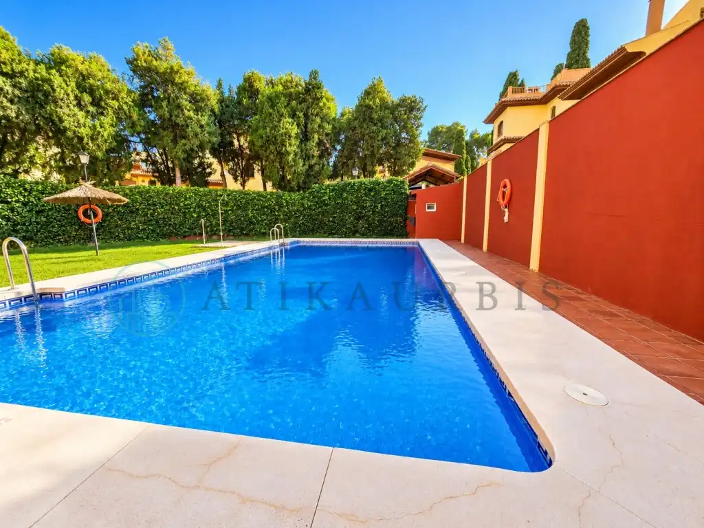 Swimming pool of Detached homes for sale in Churriana