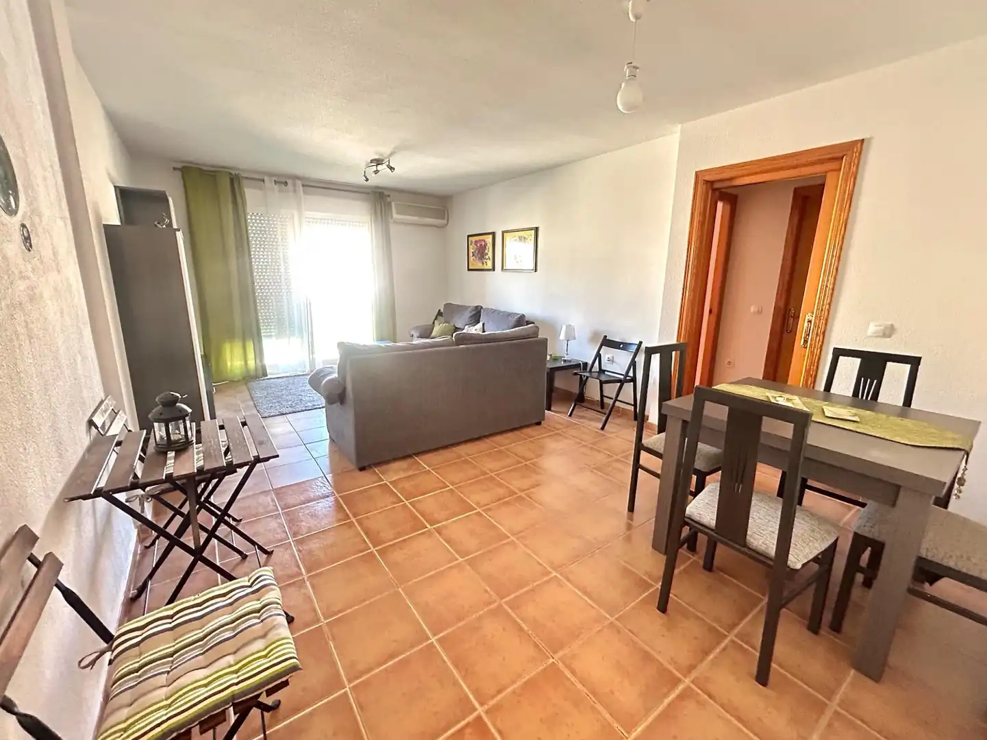 Sala de estar de Piso en venta en Roquetas de Mar con Terraza, Amueblado y Piscina comunitaria