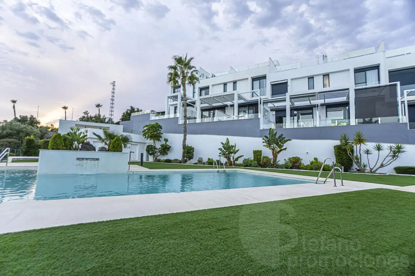Vista exterior de Casa adosada en venta en Rincón de la Victoria con Terraza y Piscina comunitaria