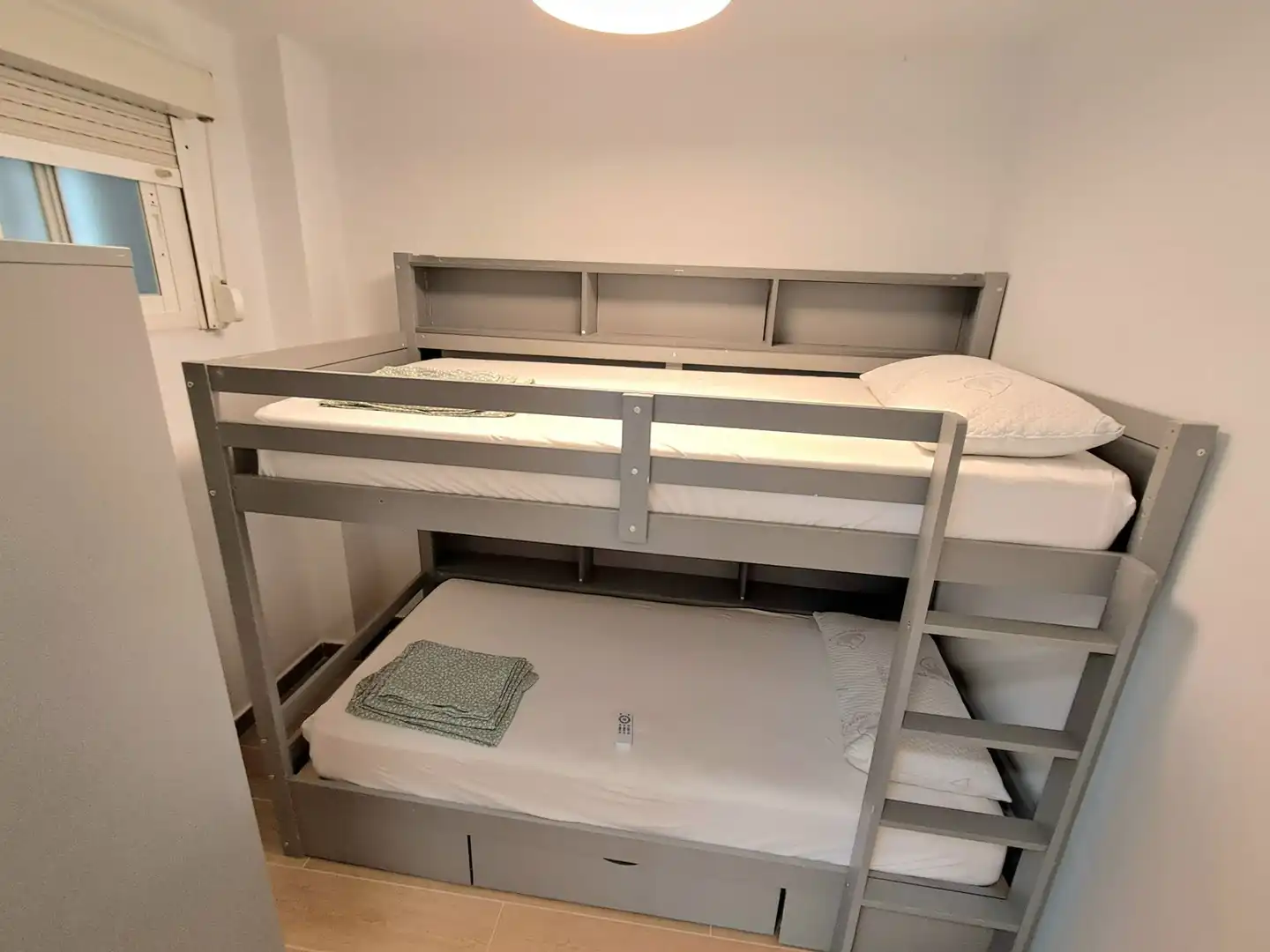 Schlafzimmer von Wohnungen zur Miete in Benalmádena mit Klimaanlage, Terrasse und Möbliert