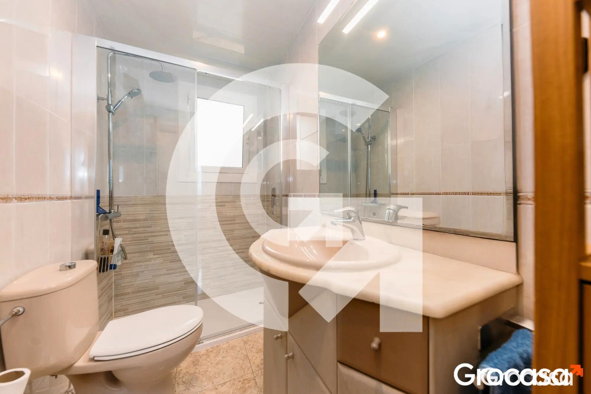 Bany de Pis en venda en El Prat de Llobregat amb Aire condicionat, Calefacció i Terrassa