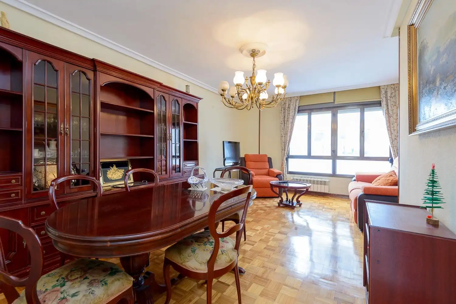 Comedor de Piso en venta en Oviedo  con Calefacción, Amueblado y Balcón
