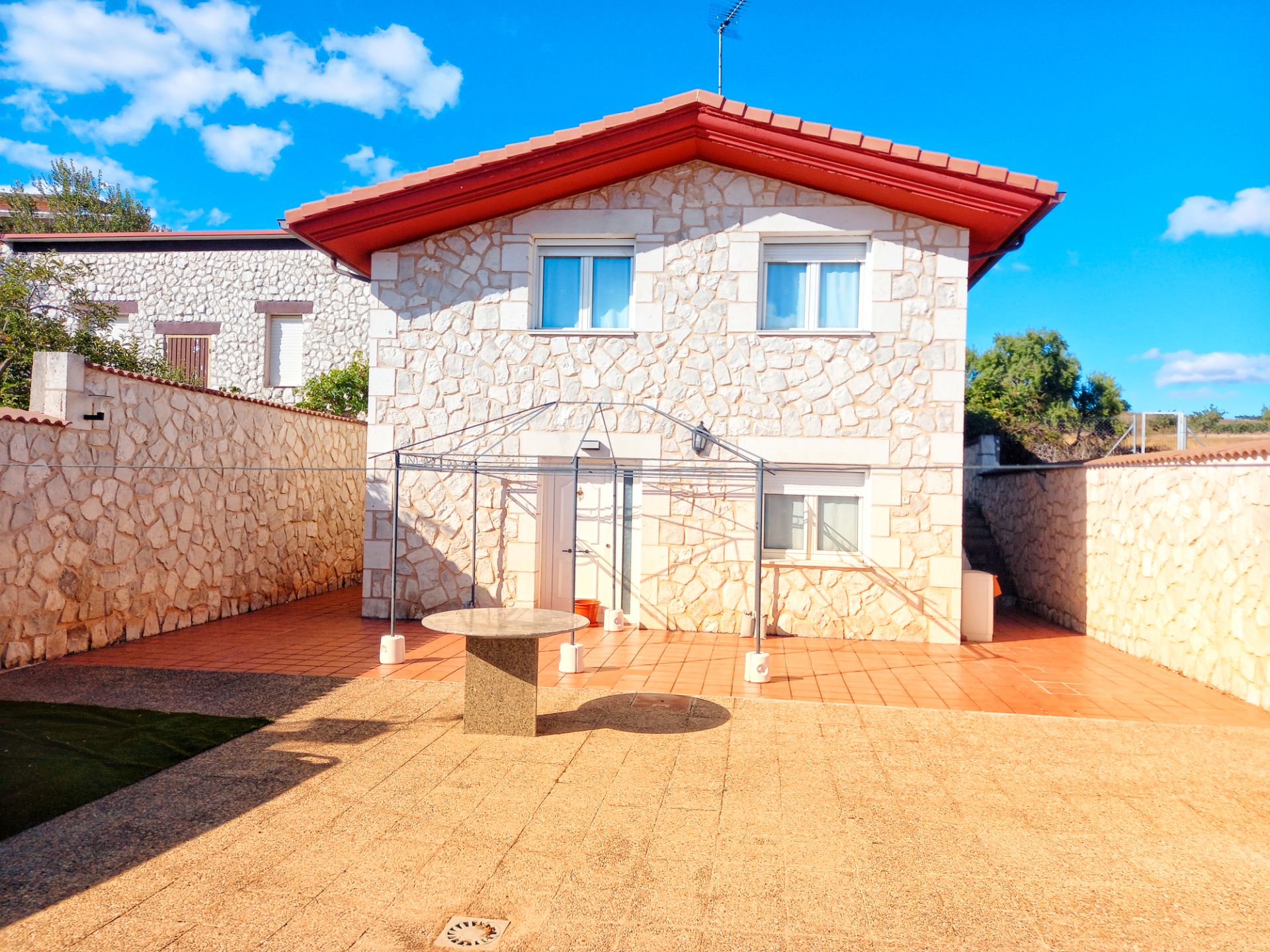 Vista exterior de Casa o xalet en venda en Fuentelisendo amb Calefacció, Jardí privat i Parquet
