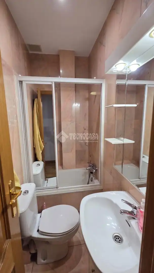 Badezimmer von Wohnung zum Verkauf in Madrid mit Heizung und Parkett