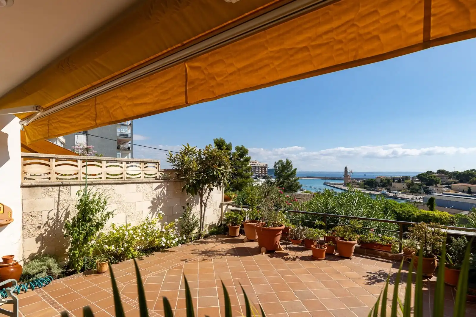 Terrasse von Einfamilien-Reihenhaus zum Verkauf in  Palma de Mallorca mit Klimaanlage, Heizung und Terrasse