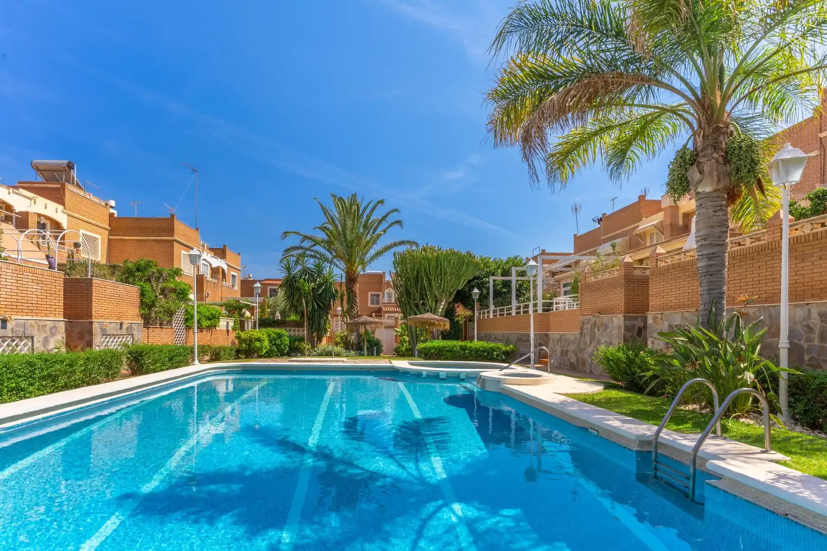 Piscina de Dúplex en venda en Almería amb Aire condicionat, Calefacció i Jardí privat