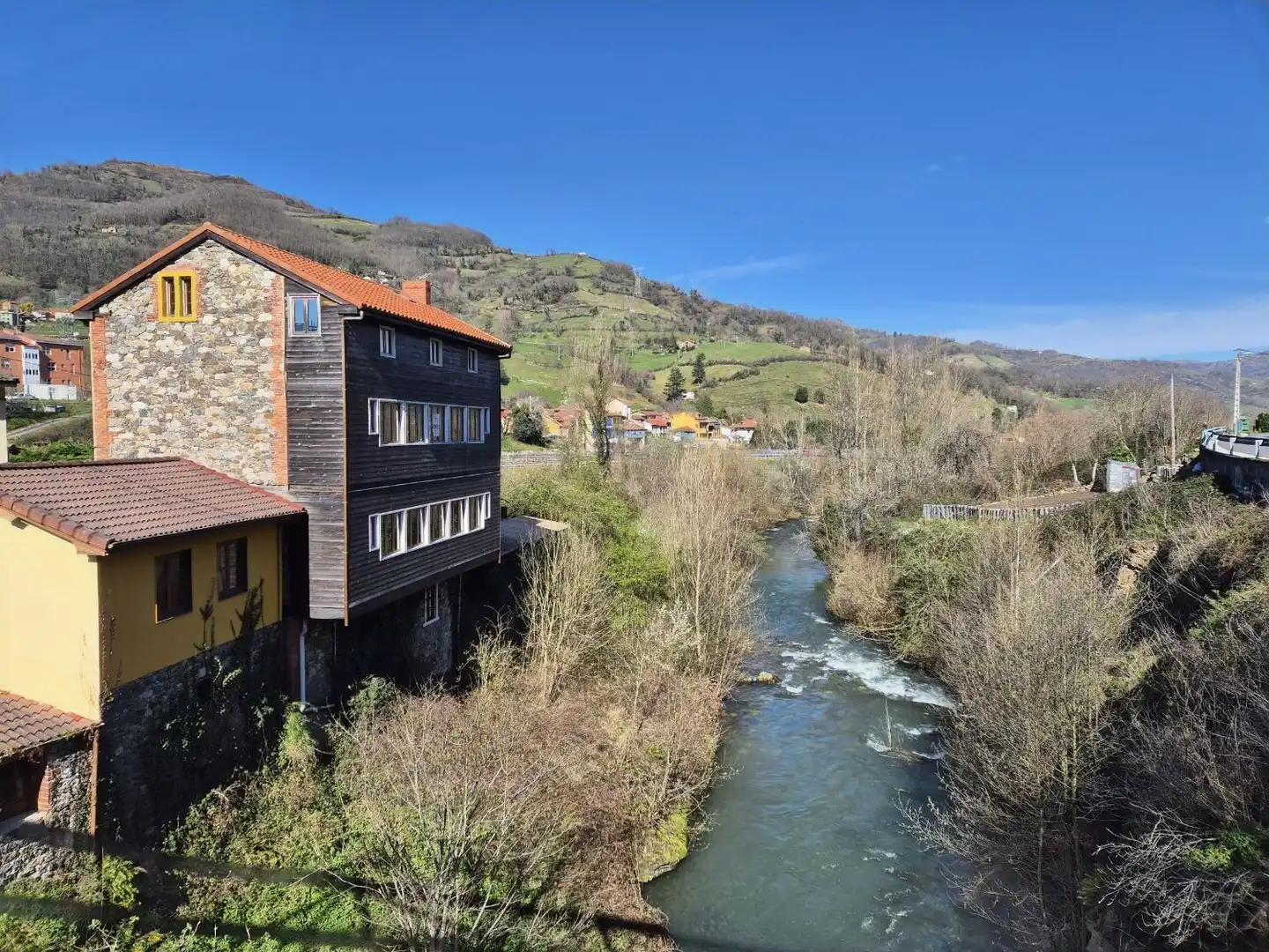 Vista exterior de Casa o chalet en venta en Lena