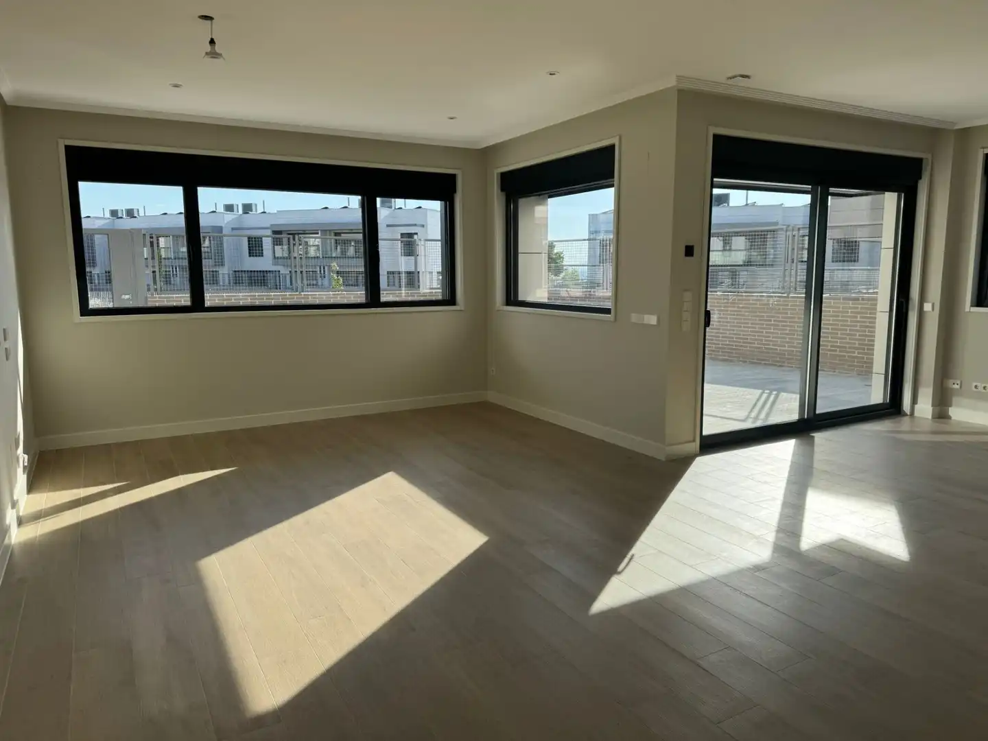 Sala de estar de Casa adosada en venta en Boadilla del Monte con Aire acondicionado, Calefacción y Jardín privado