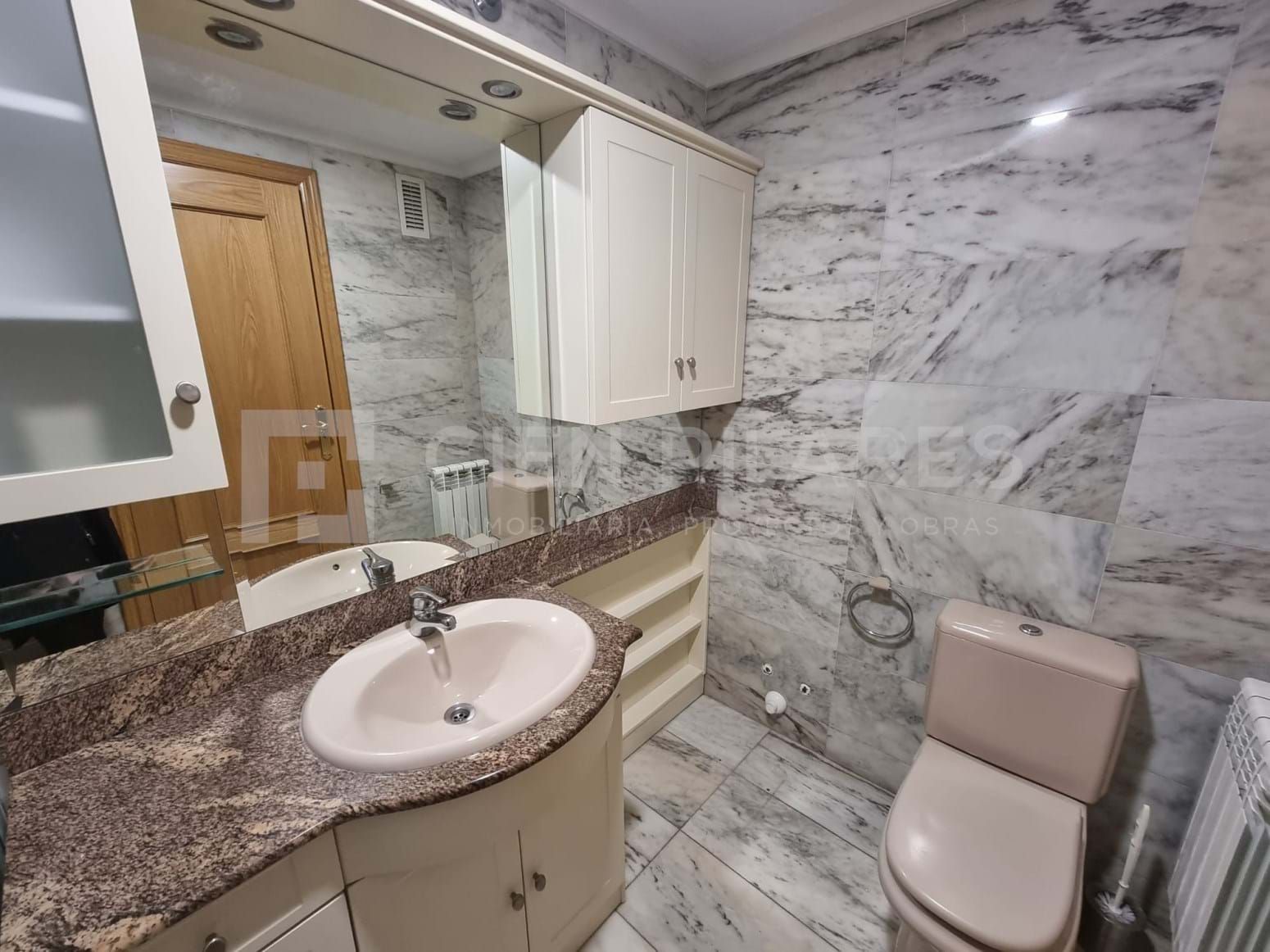 Bathroom of Flat to rent in  Logroño  with Storage room and Swimming Pool