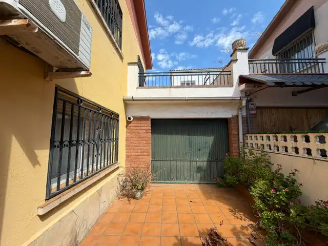 Vista exterior de Casa adosada en venta en Premià de Mar con Aire acondicionado, Calefacción y Jardín privado