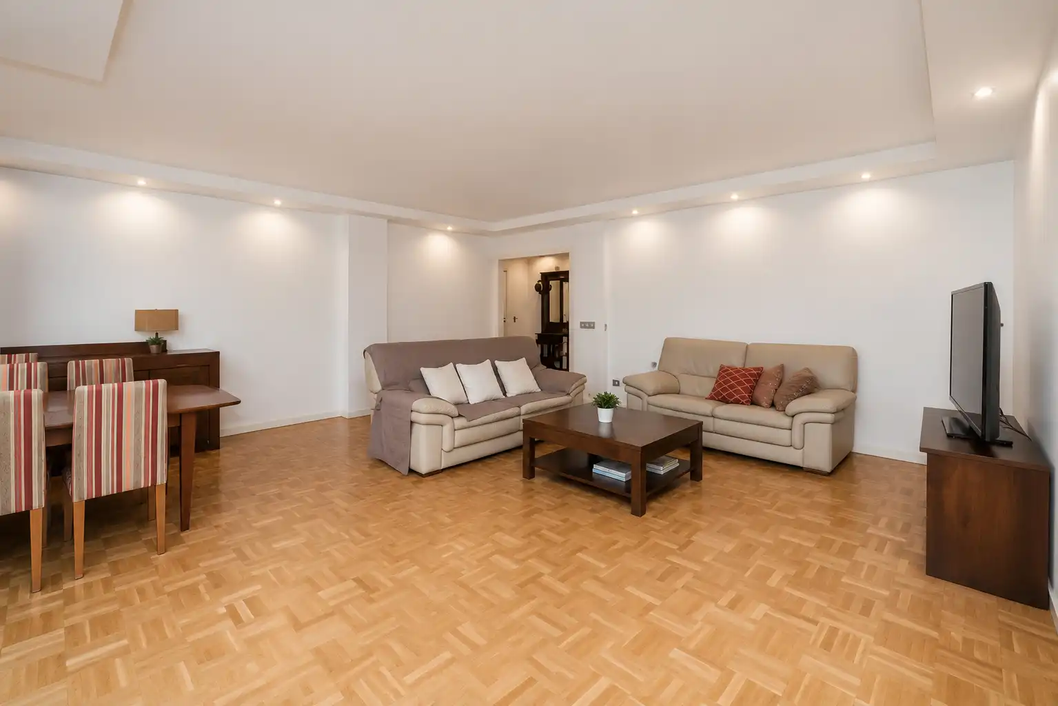 Sala de estar de Piso en venta en Pozuelo de Alarcón con Aire acondicionado, Calefacción y Jardín privado