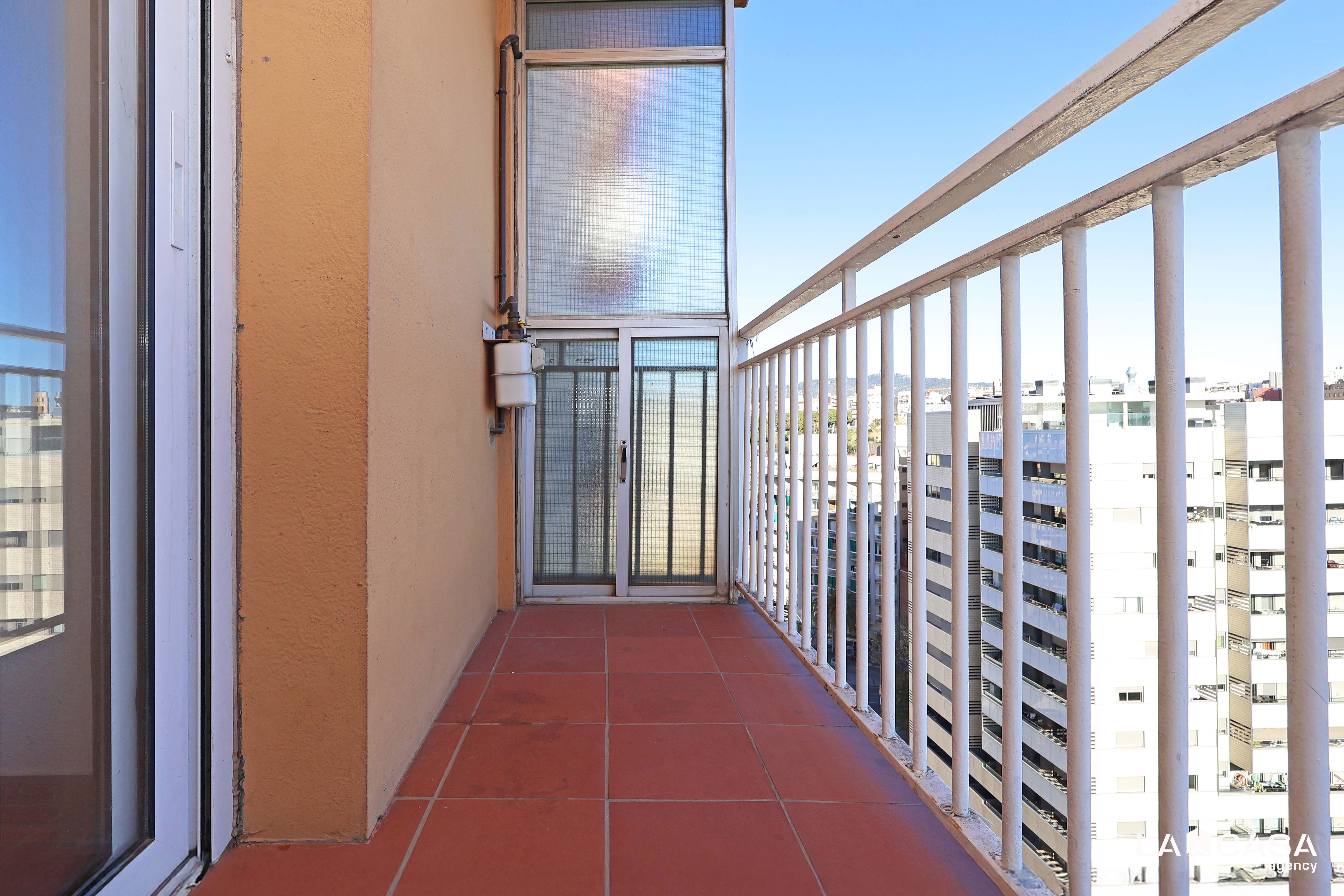 Terraza de Piso en venta en L'Hospitalet de Llobregat con Balcón