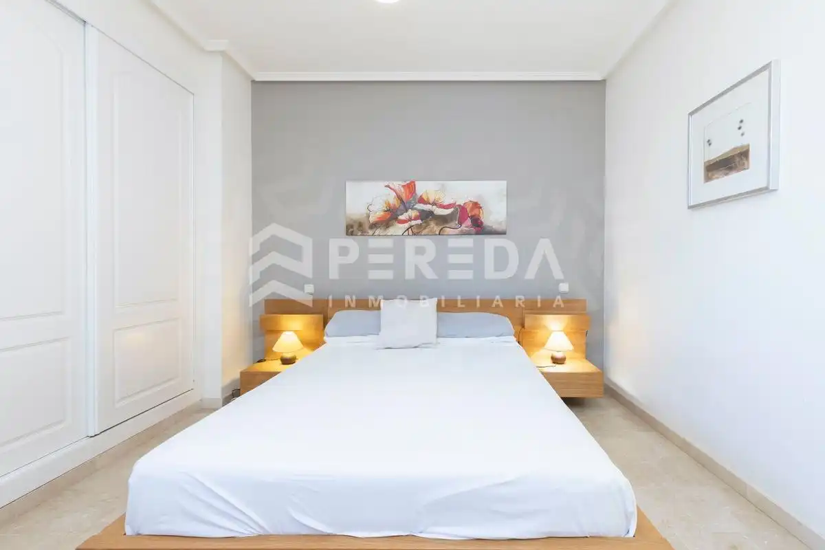 Schlafzimmer von Erdgeschoss zum Verkauf in Roquetas de Mar mit Klimaanlage, Privatgarten und Schwimmbad