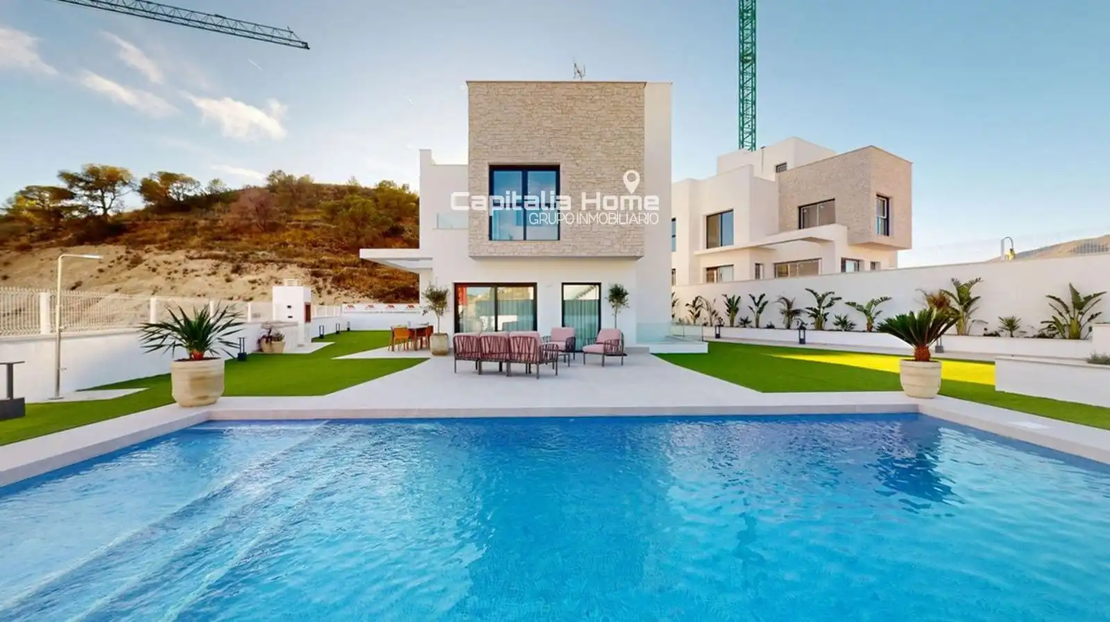 Detached house with pool for sale in Barcelona