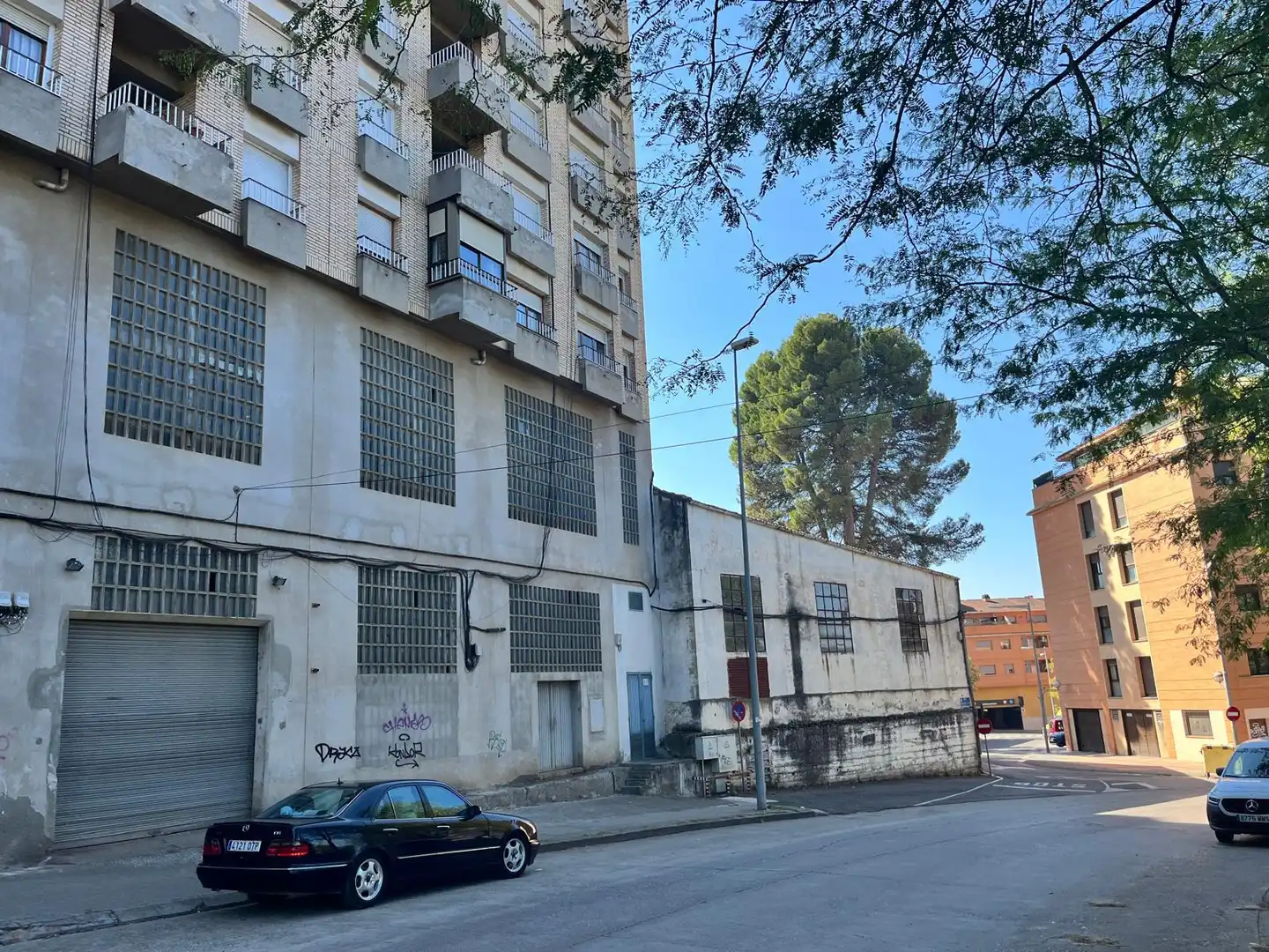 Außenansicht von Fabrikhallen zum Verkauf in Barbastro
