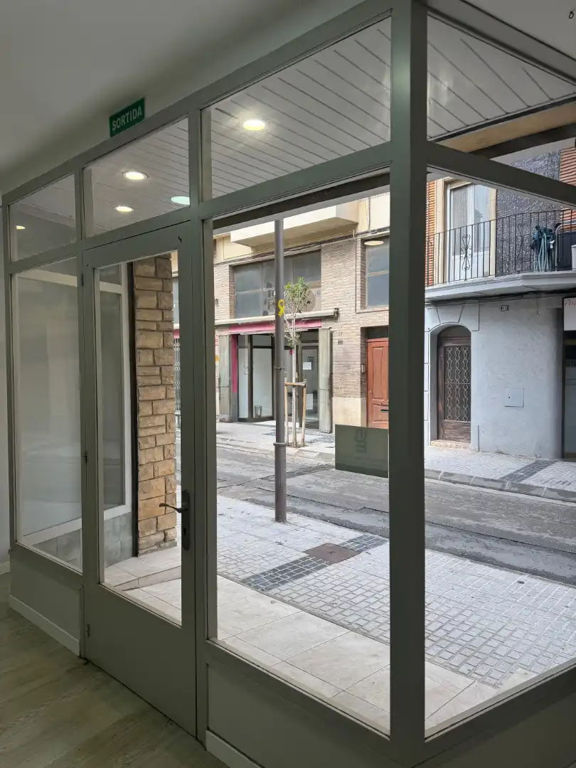Business premises to rent in Carrer de Lluís Carulla 39, imagen 2