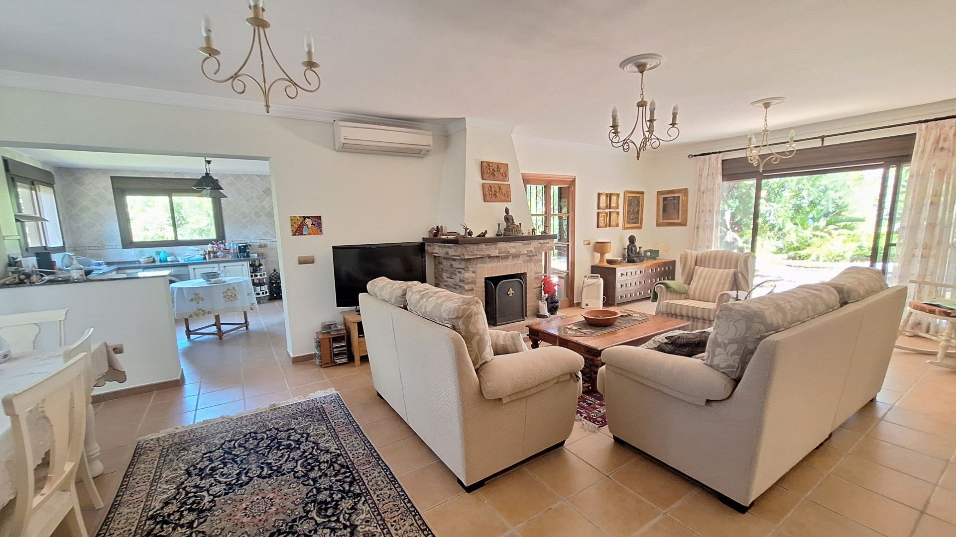 Living room of House or chalet for sale in Estepona  with Air Conditioner, Private garden and Terrace