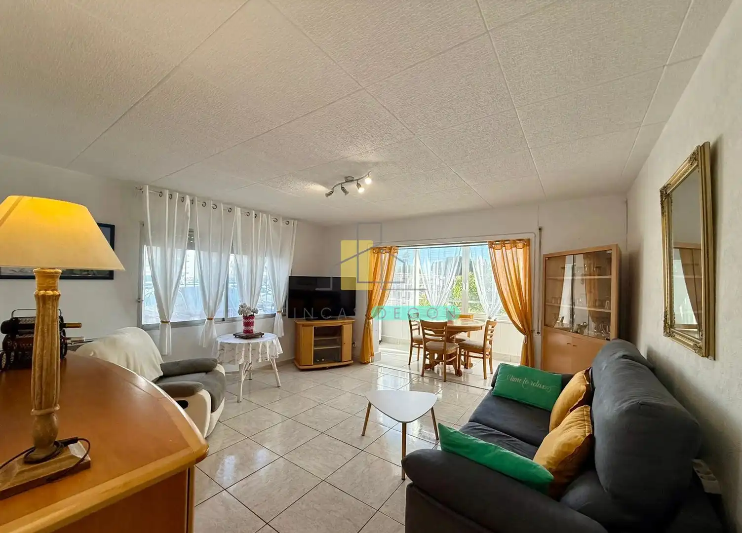 Wohnzimmer von Wohnungen zum Verkauf in Roses mit Heizung, Privatgarten und Möbliert