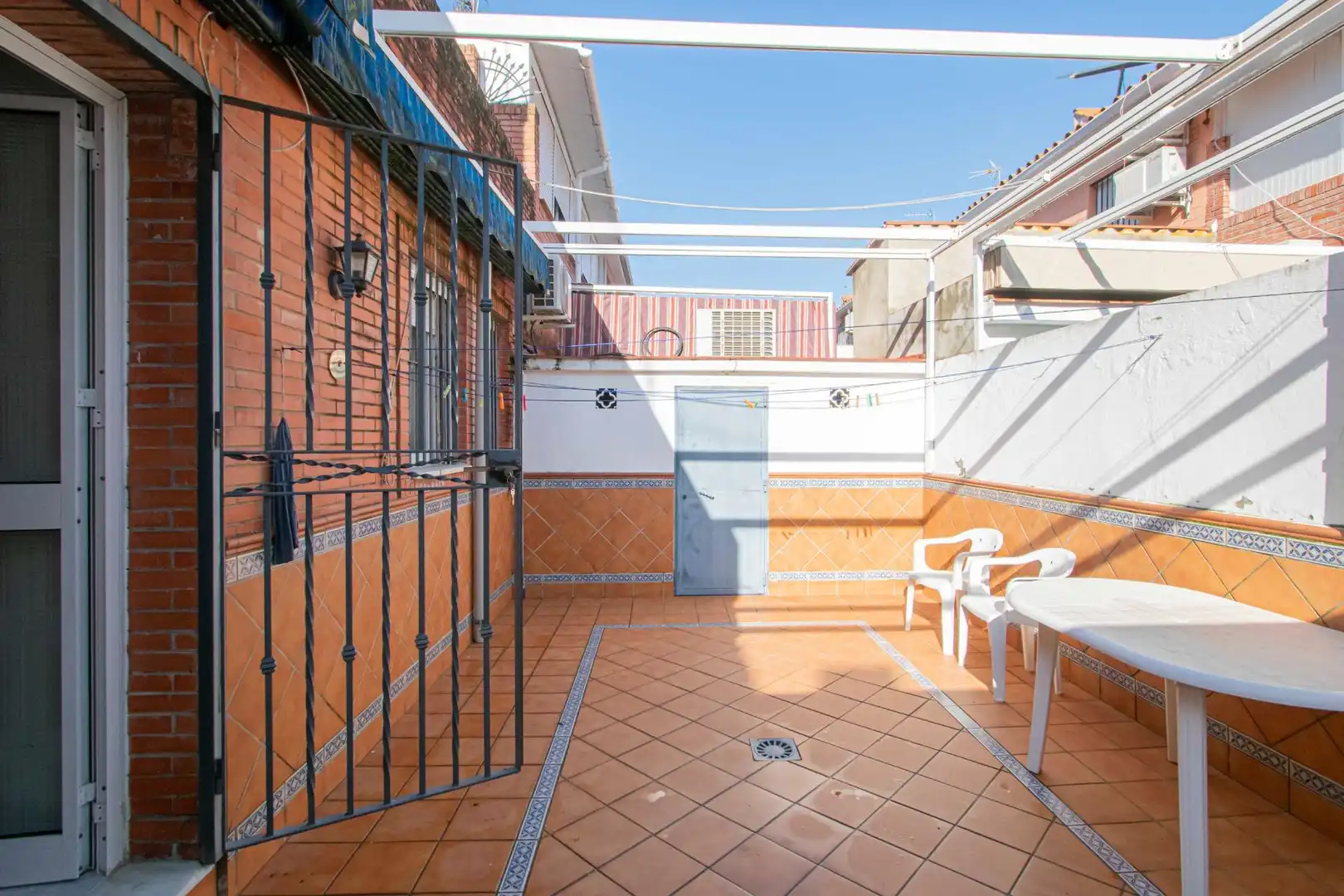 Vista exterior de Casa adosada en venda en Sevilla amb Aire condicionat, Calefacció i Jardí privat