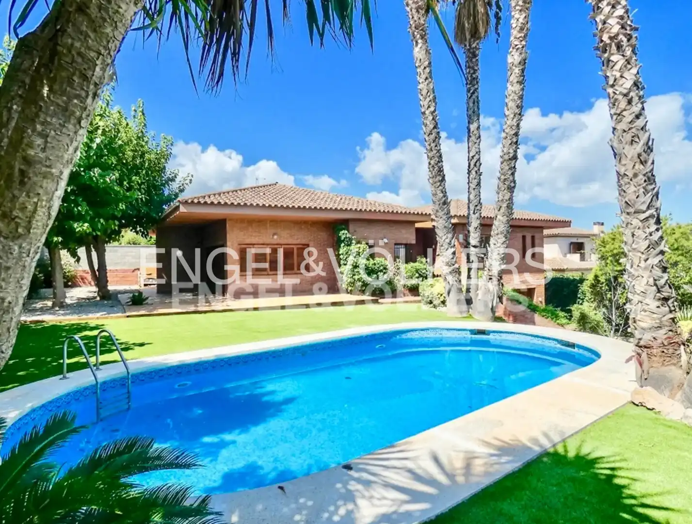 Vista exterior de Casa o xalet en venda en Vilanova i la Geltrú amb Calefacció, Jardí privat i Terrassa