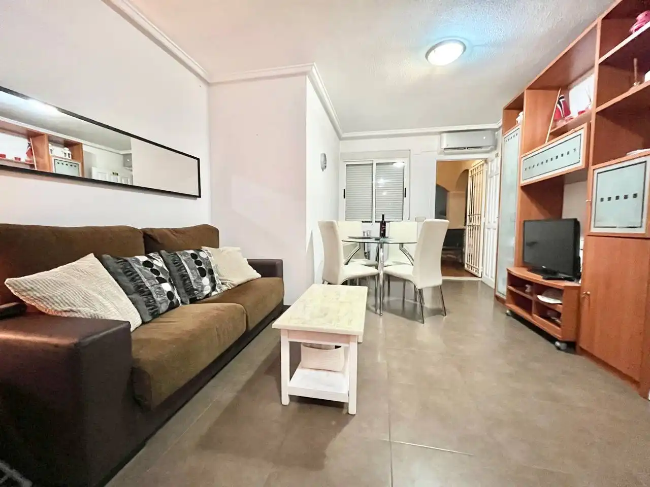 Sala de estar de Planta baja de alquiler en Torrevieja con Aire acondicionado, Calefacción y Jardín privado