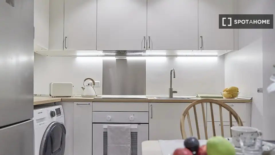 Cuina de Apartament per a compartir en Madrid amb Aire condicionat, Calefacció i Terrassa