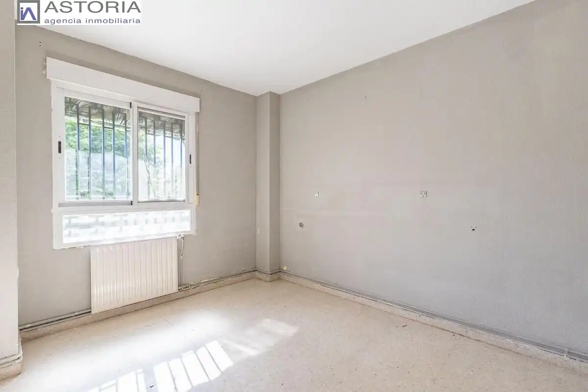 Bedroom of Flat for sale in Granada  with Heating