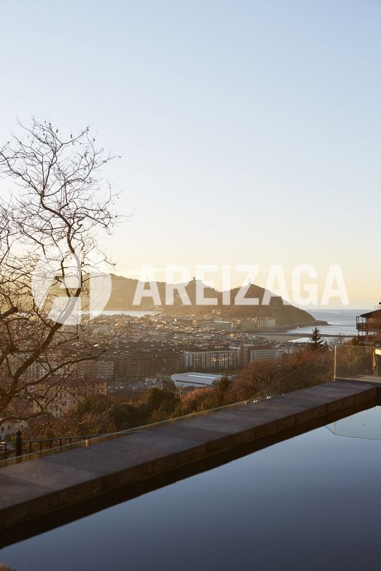 Vista exterior de Casa o xalet en venda en Donostia - San Sebastián  amb Aire condicionat, Calefacció i Jardí privat