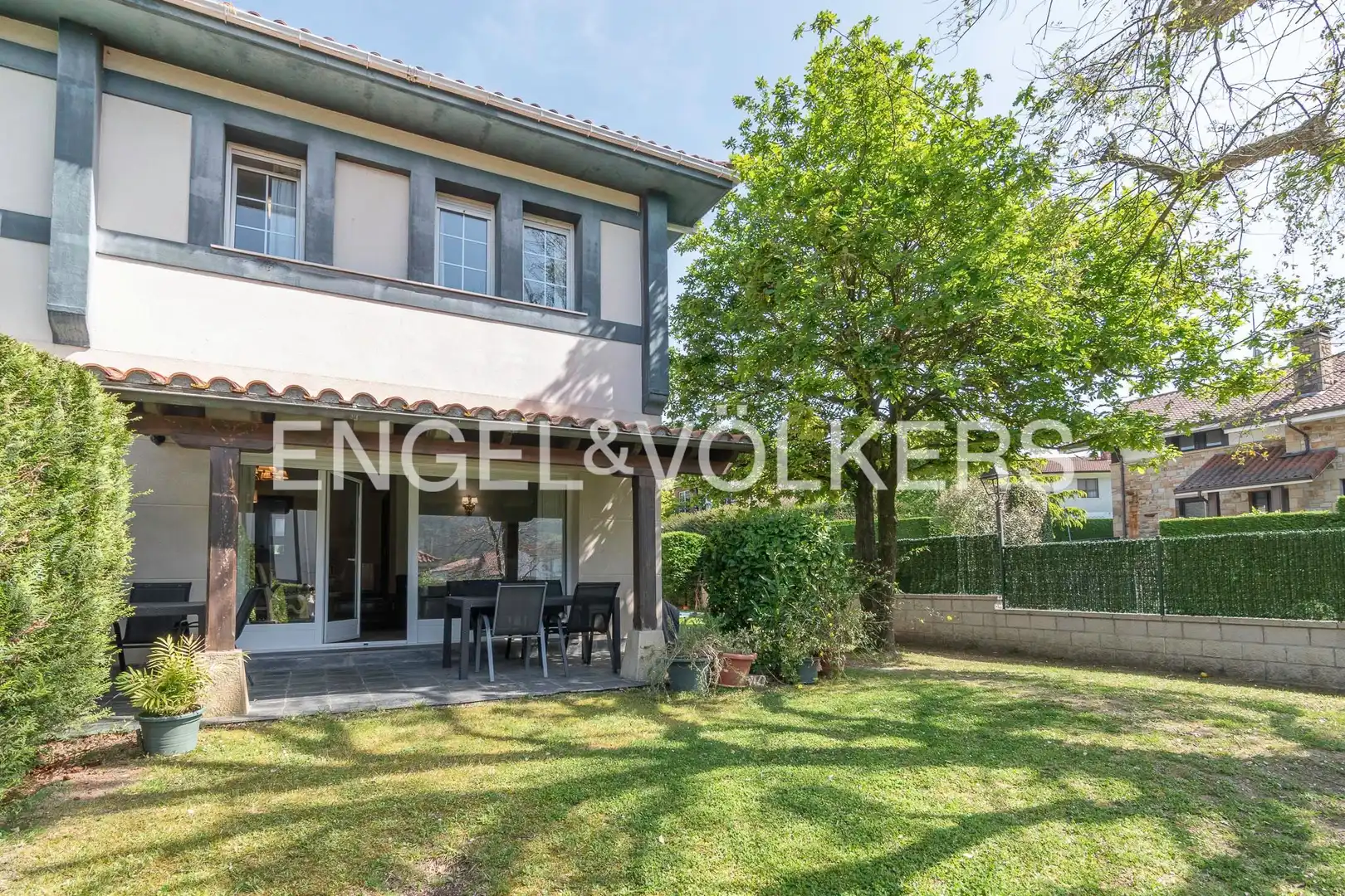 Außenansicht von Einfamilien-Reihenhaus zum Verkauf in Gamiz-Fika mit Heizung, Privatgarten und Terrasse