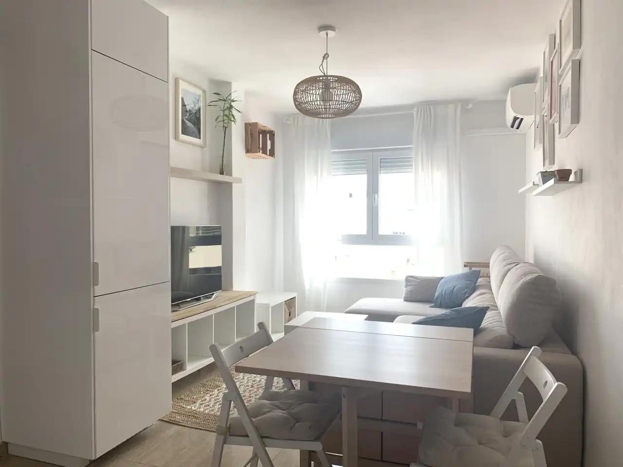 Living room of Flat for rent in Madrid  with Air Conditioner, Heating and Furnished