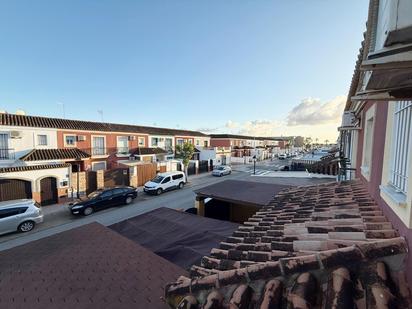 Vista exterior de Casa adosada en venda en Pilas amb Aire condicionat, Parquet i Terrassa
