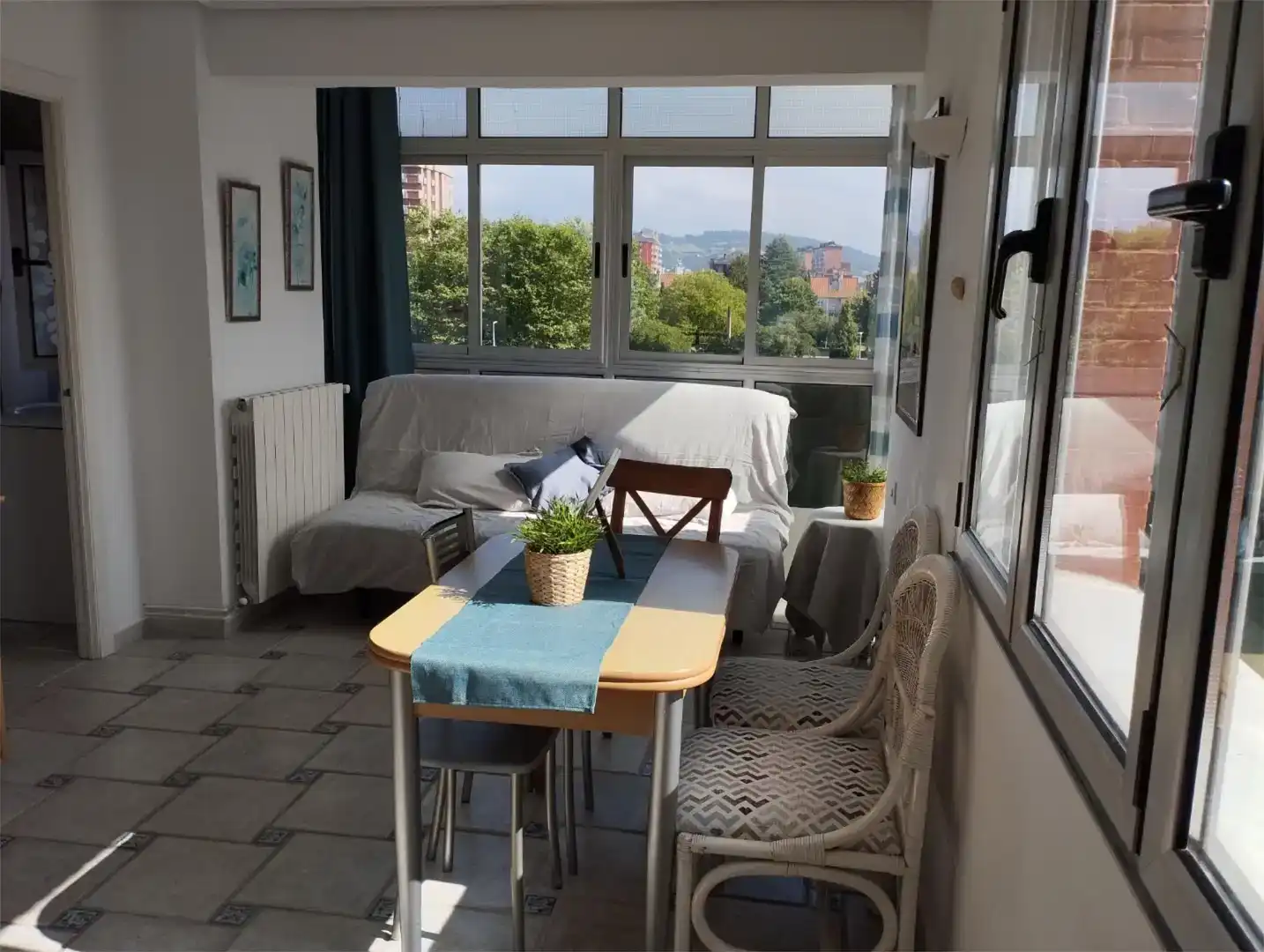 Sala de estar de Apartamento de alquiler en Laredo con Amueblado, Lavadora y Microondas