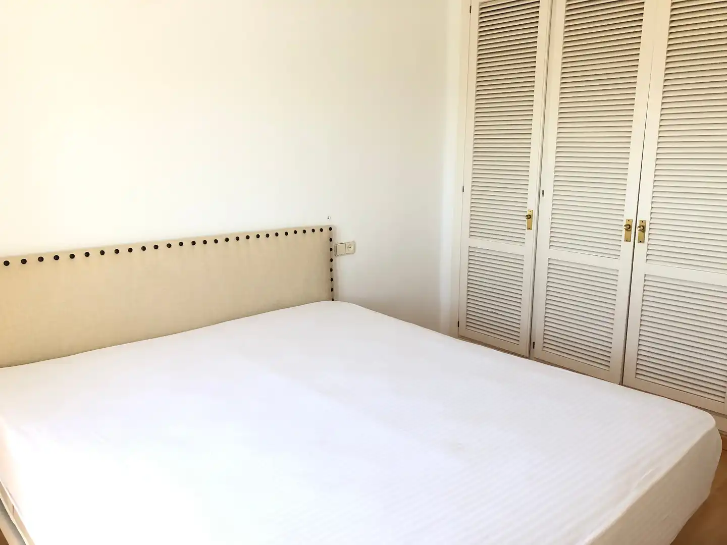 Schlafzimmer von Dachboden zum Verkauf in Marbella mit Parkett, Terrasse und Ofen